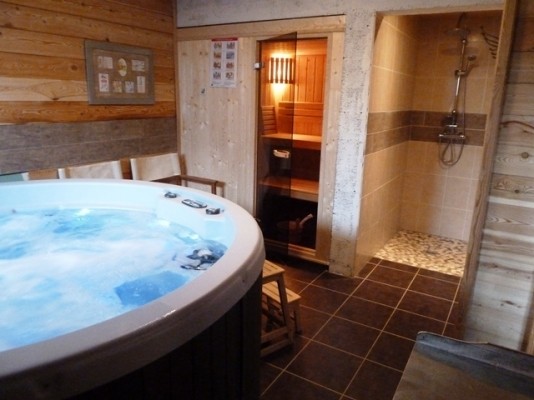 Espace détente avec sauna et jacuzzi.