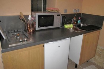 Montdurausse , dans le Tarn en Occitanie , kichenette extérieure pour nos hôtes.