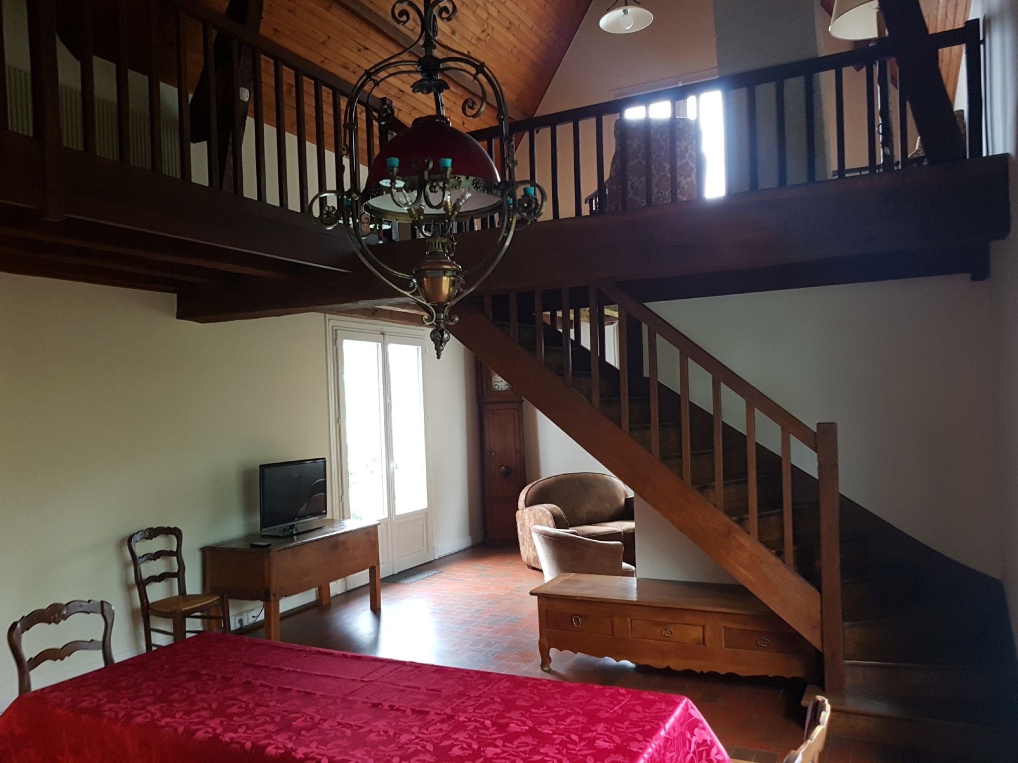 l'escalier qui mène à l'étage