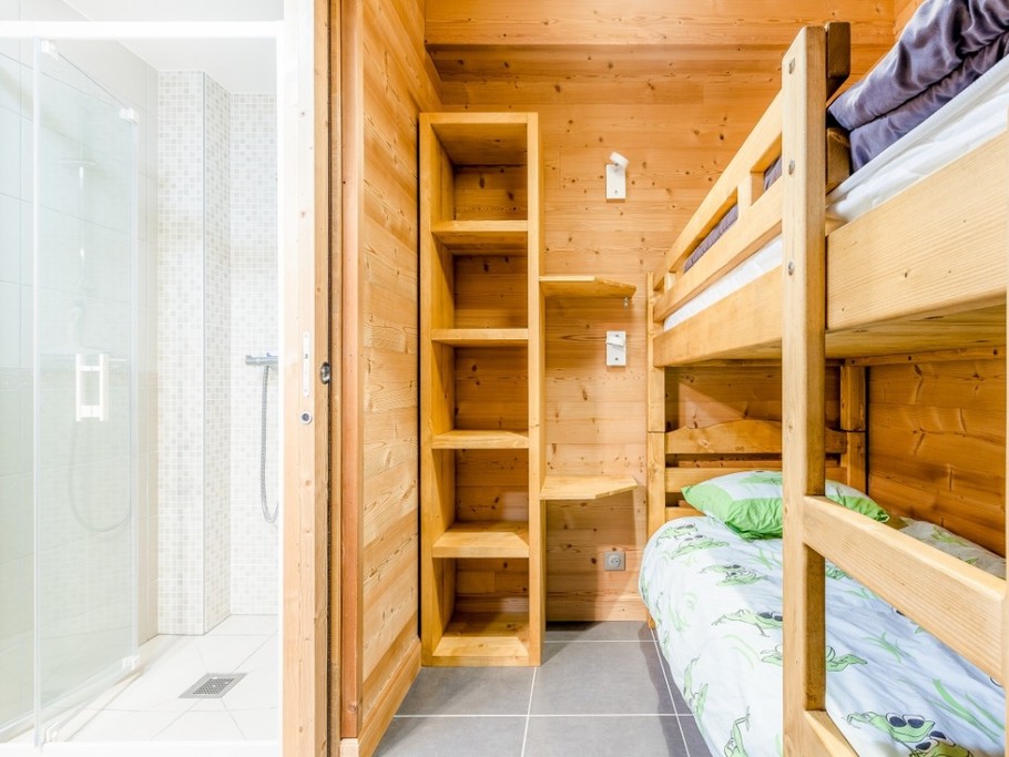 Chambre lits superposés et salle d'eau