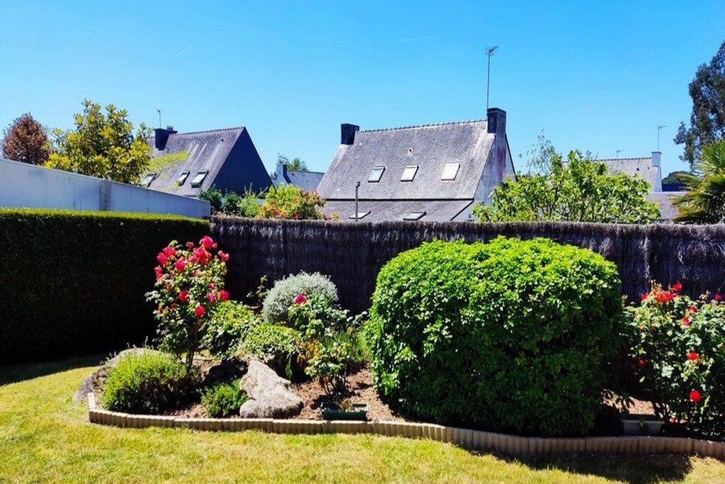 Un jardin entièrement clos et floral pour un séjour au calme