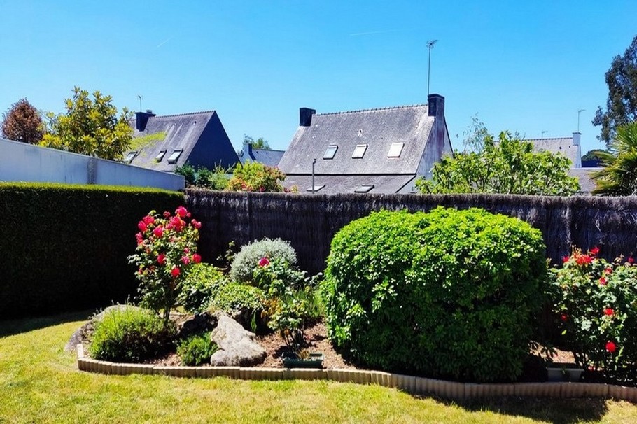 Un jardin entièrement clos et floral pour un séjour au calme