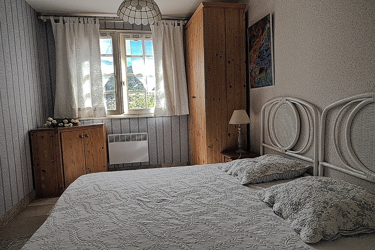Chambre vue de la salle de bain
