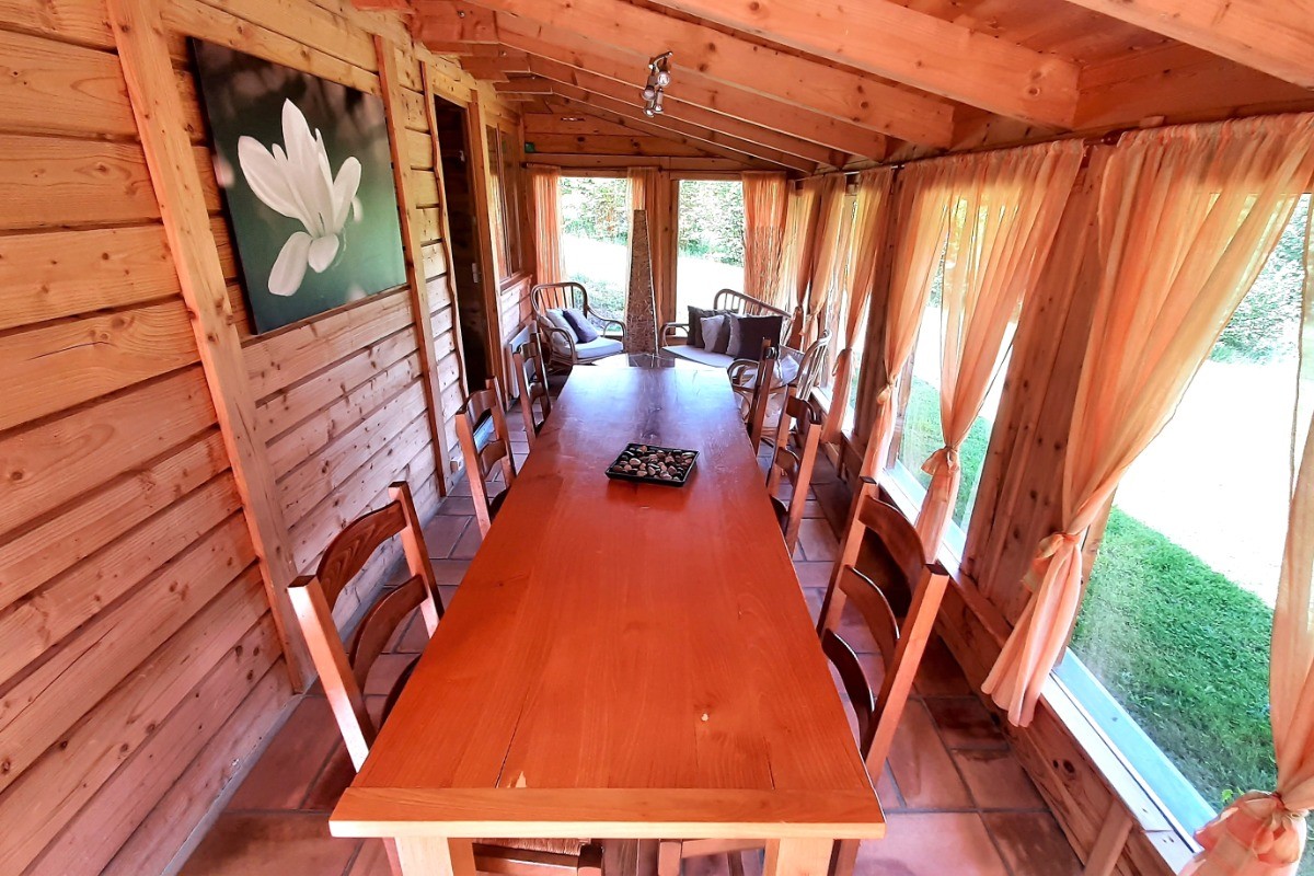 Véranda - salle à manger - coin détente.