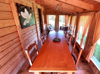 Véranda - salle à manger - coin détente.