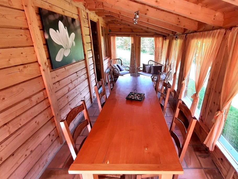 Véranda - salle à manger - coin détente.