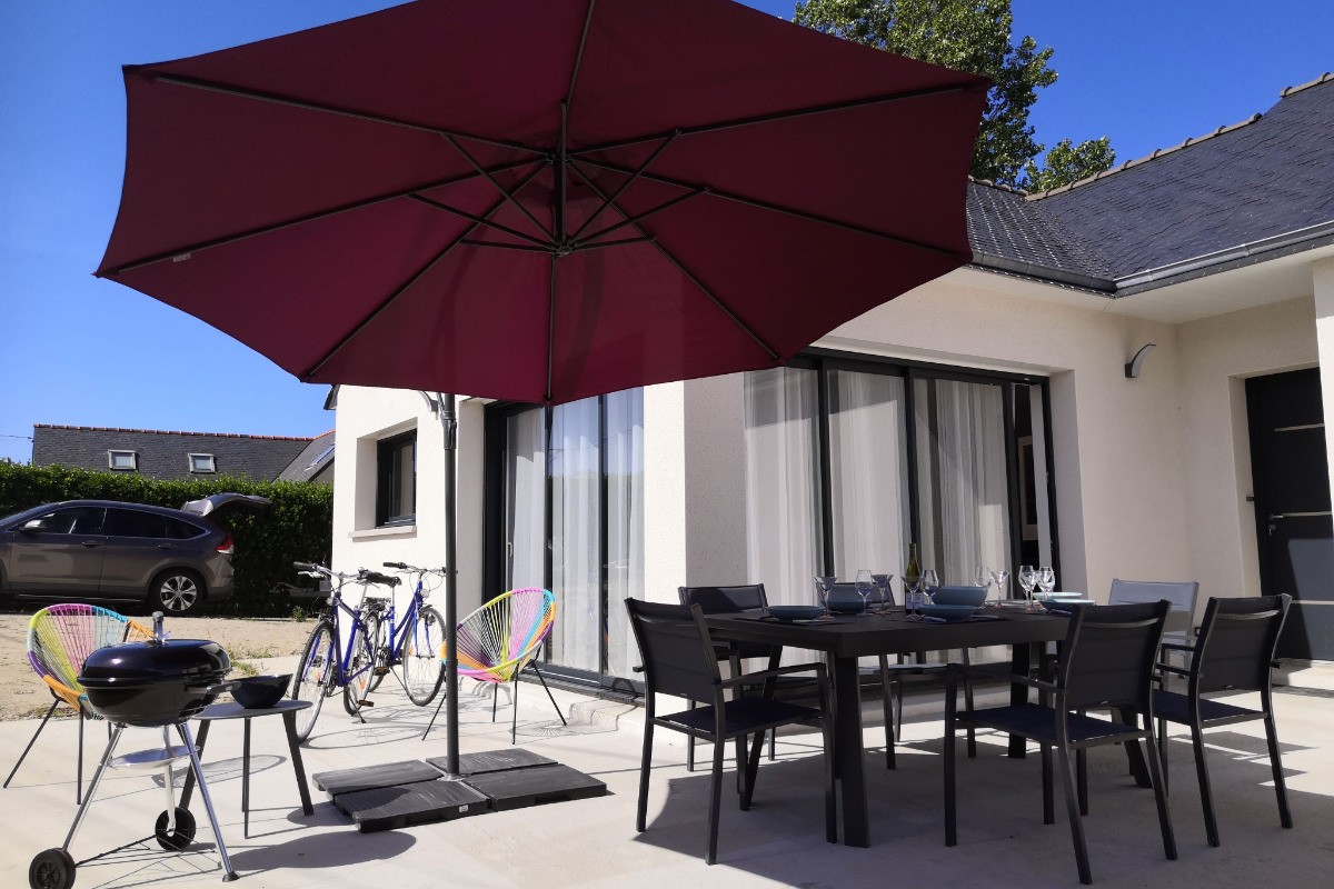 Vous apprécierez le calme environnant sur la grande terrasse (2 transats, petite table, salon de jardin , parasol et barbecue weber). Maison de plain-pied équipée PMR - Location de vacances - Ploudalmézeau - Maison Roscaroc Aubertin