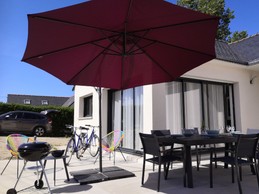 Vous apprécierez le calme environnant sur la grande terrasse (2 transats, petite table, salon de jardin , parasol et barbecue weber). Maison de plain-pied équipée PMR - Location de vacances - Ploudalmézeau - Maison Roscaroc Aubertin