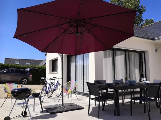 Vous apprécierez le calme environnant sur la grande terrasse (2 transats, petite table, salon de jardin , parasol et barbecue weber). Maison de plain-pied équipée PMR - Location de vacances - Ploudalmézeau - Maison Roscaroc Aubertin