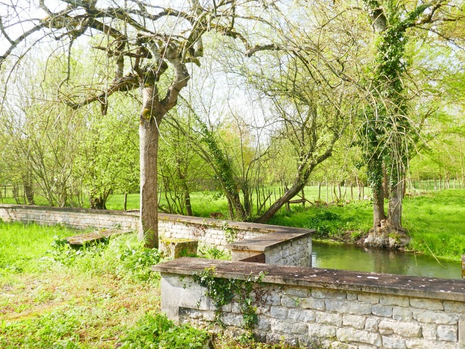L'accès à a rivière au bord du jardin