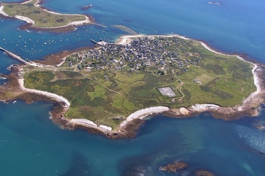Vue aérienne de l'Ile Molène dans la mer d'Iroise