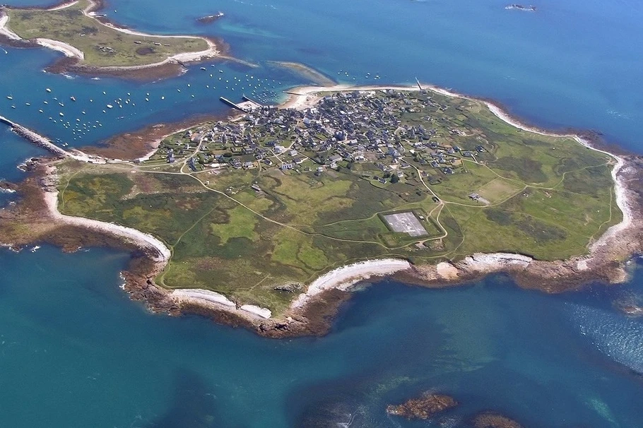 Vue aérienne de l'Ile Molène dans la mer d'Iroise