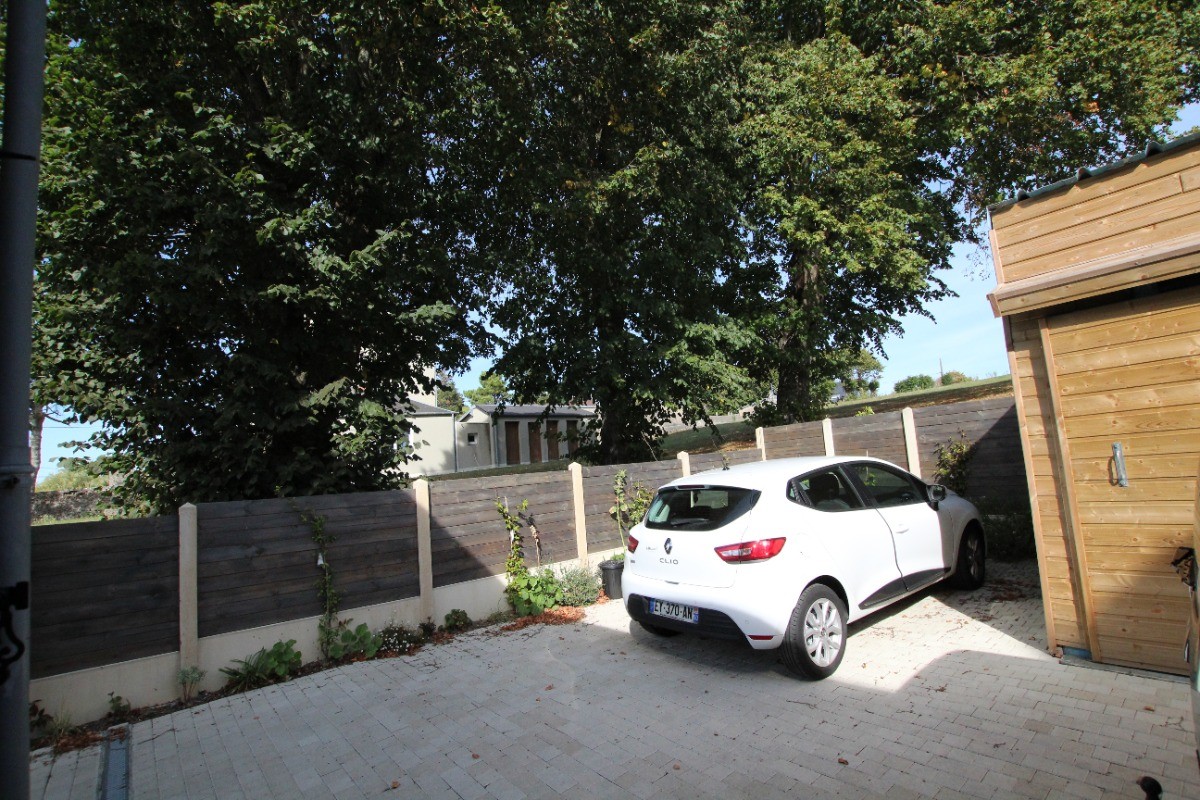zone de stationnement et abri en bois