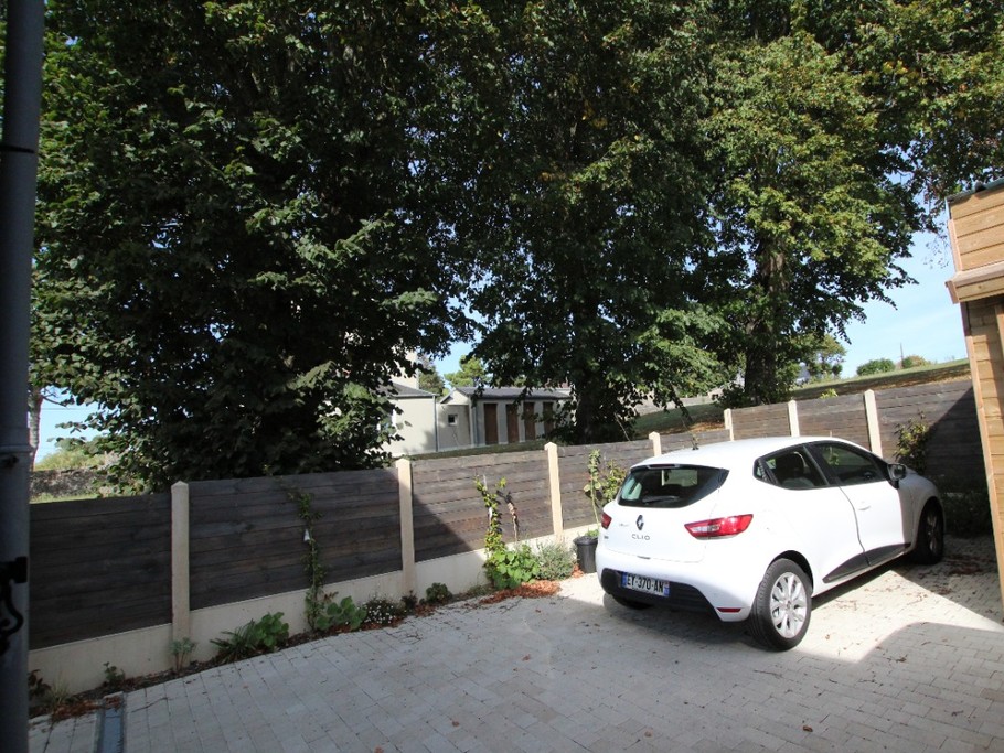 zone de stationnement et abri en bois