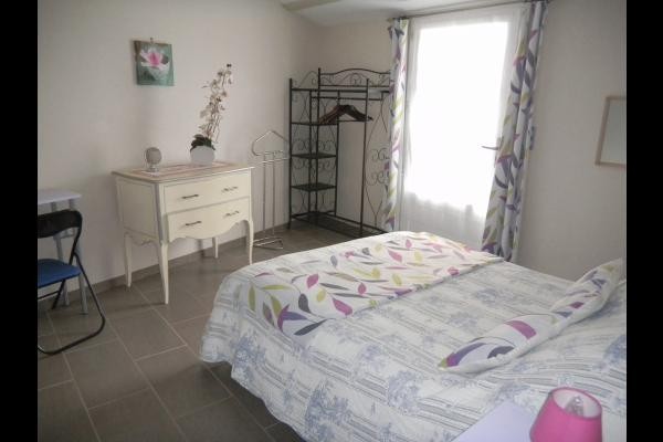 La chambre violine dans le gîte Les Chênes accès PMR, en Charente maritime