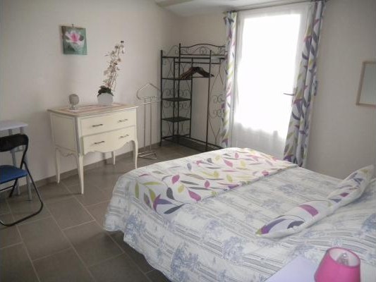 La chambre violine dans le gîte Les Chênes accès PMR, en Charente maritime