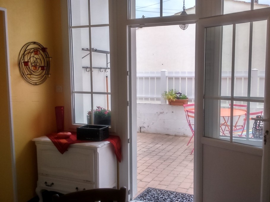 Plein sud, mais de bons vieux murs qui gardent le frais!