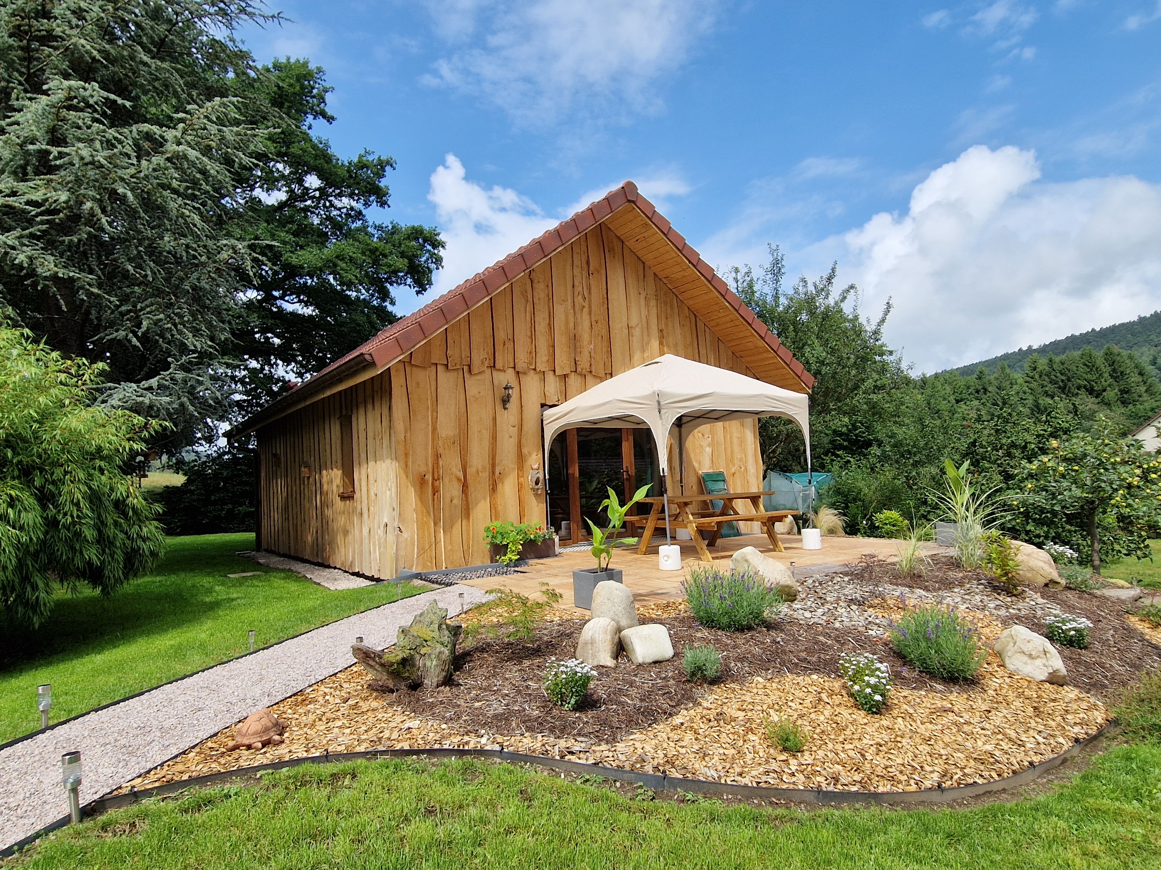 Le P'tit Nid sous le Chêne, grande terrasse aménagée