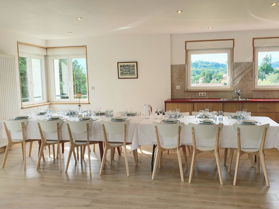 Salle à manger coin cuisine 14 personnes - Gîte de groupe Le Clos du Sapin Bleu à Saint-Dié-des-Vosges, Nature&Convivialité