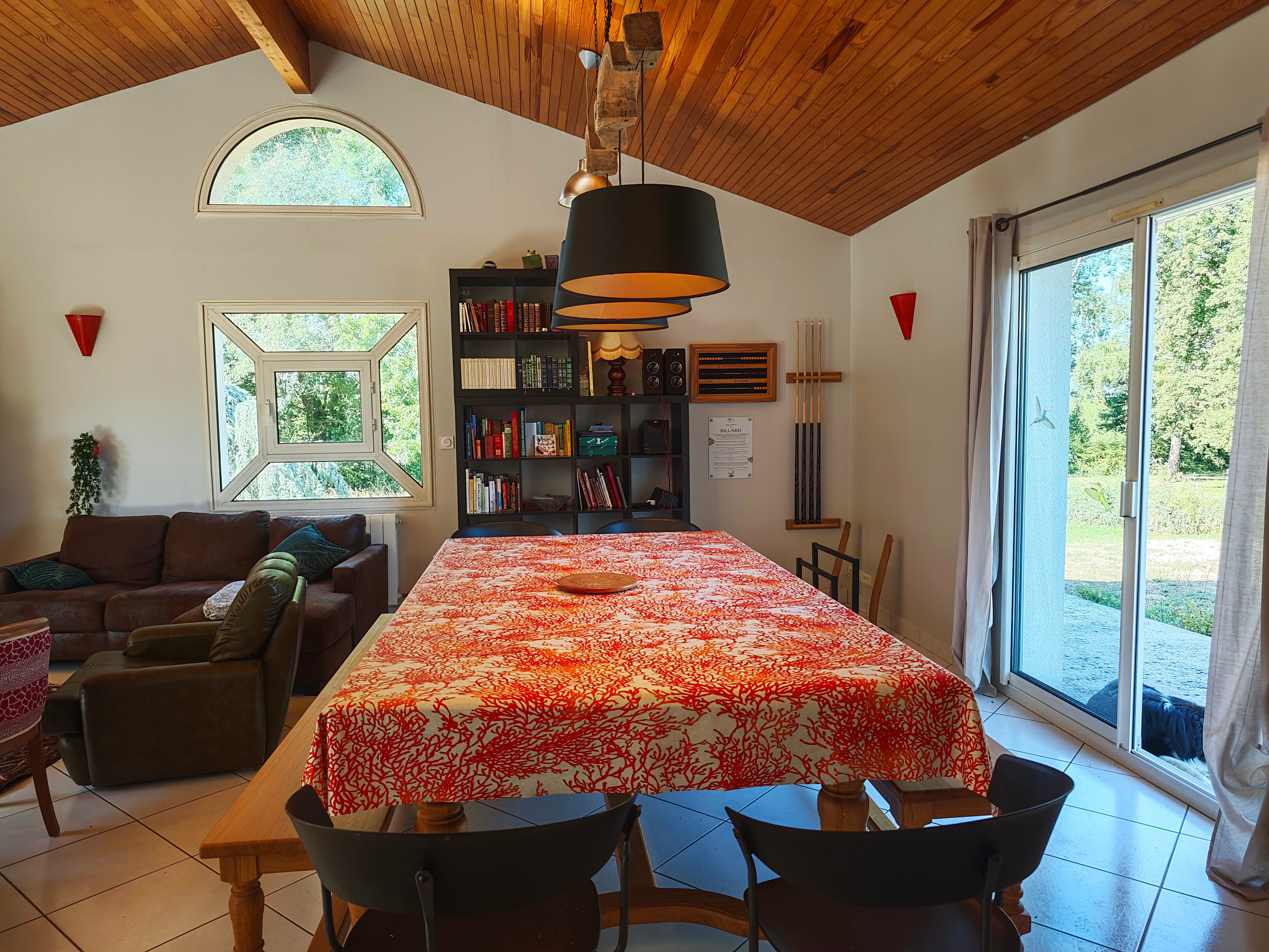 Une grande table (qui cache le Billard) à Lou Barede, l'Immersion Bucolique par les Châteaux G. Arpin.