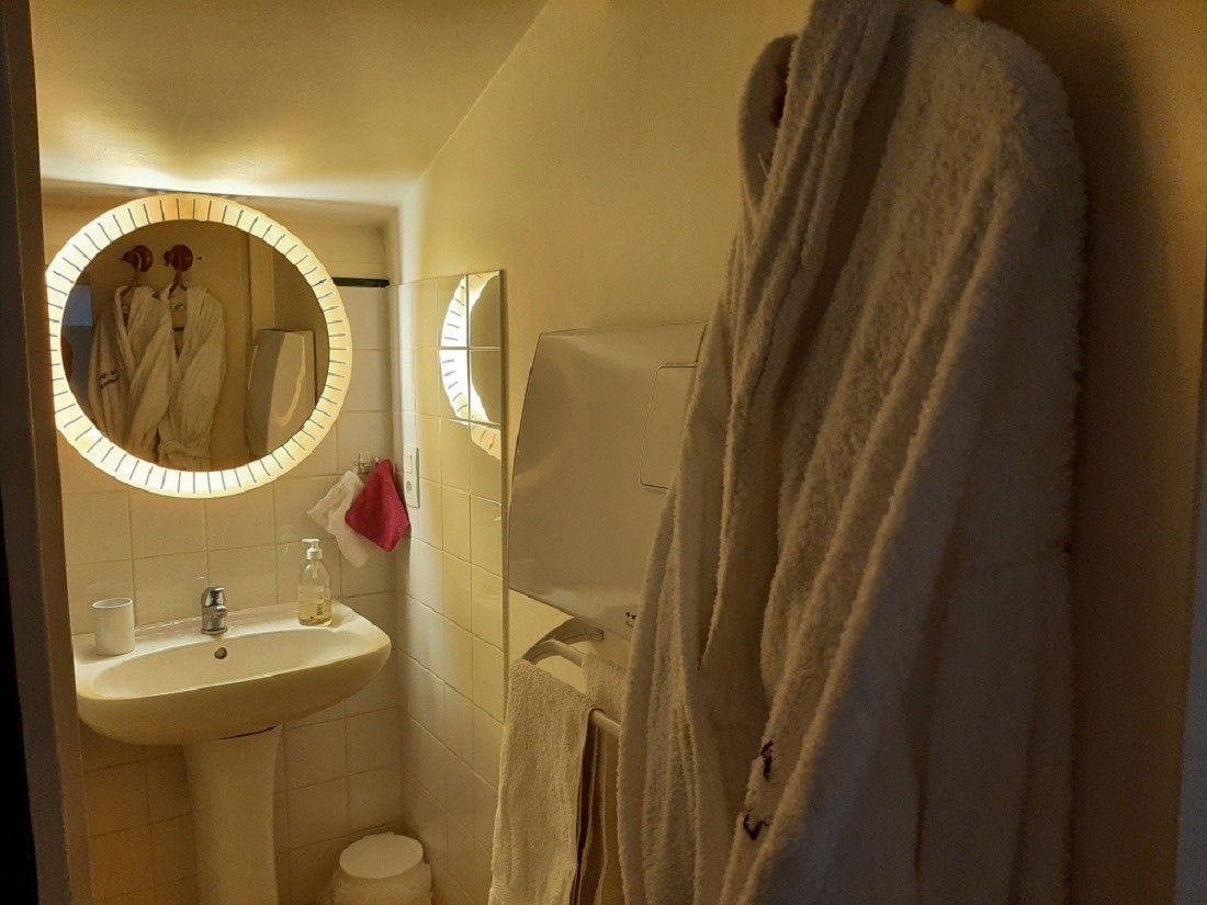 "La Petite Eau" holiday cottage in Charbonnier-les-Mines, near Issoire, Puy-de-Dôme: Bathroom