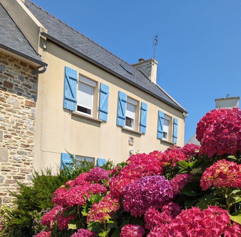 Façade gîte " La maison du goëmonier"
jardin clos , salon de jardin .