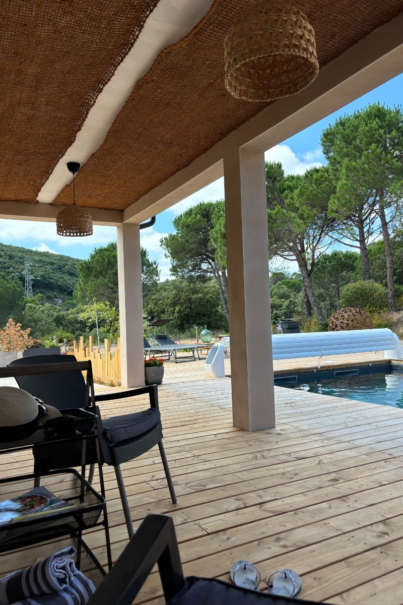 PETIT COIN SOUS LA TERRASSE A L'OMBRE FACE A LA PISCINE
