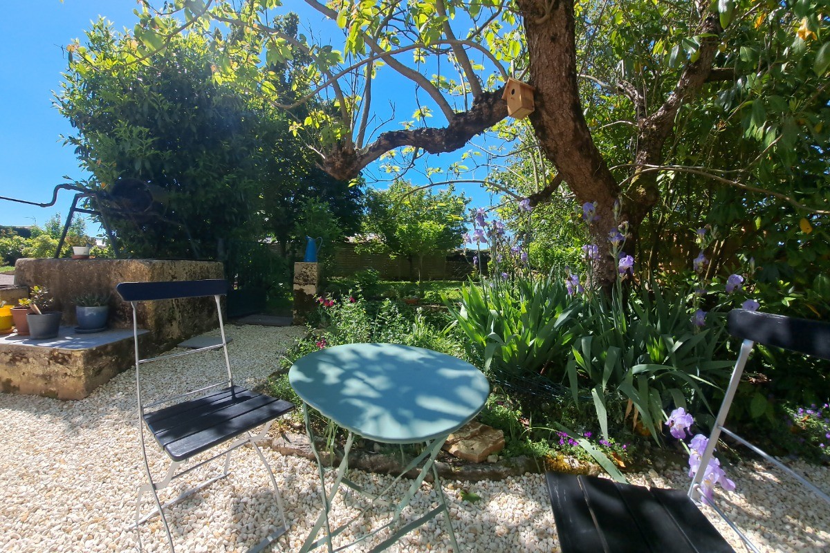 Au Pas de Velours, Cour entrée Côté Sud