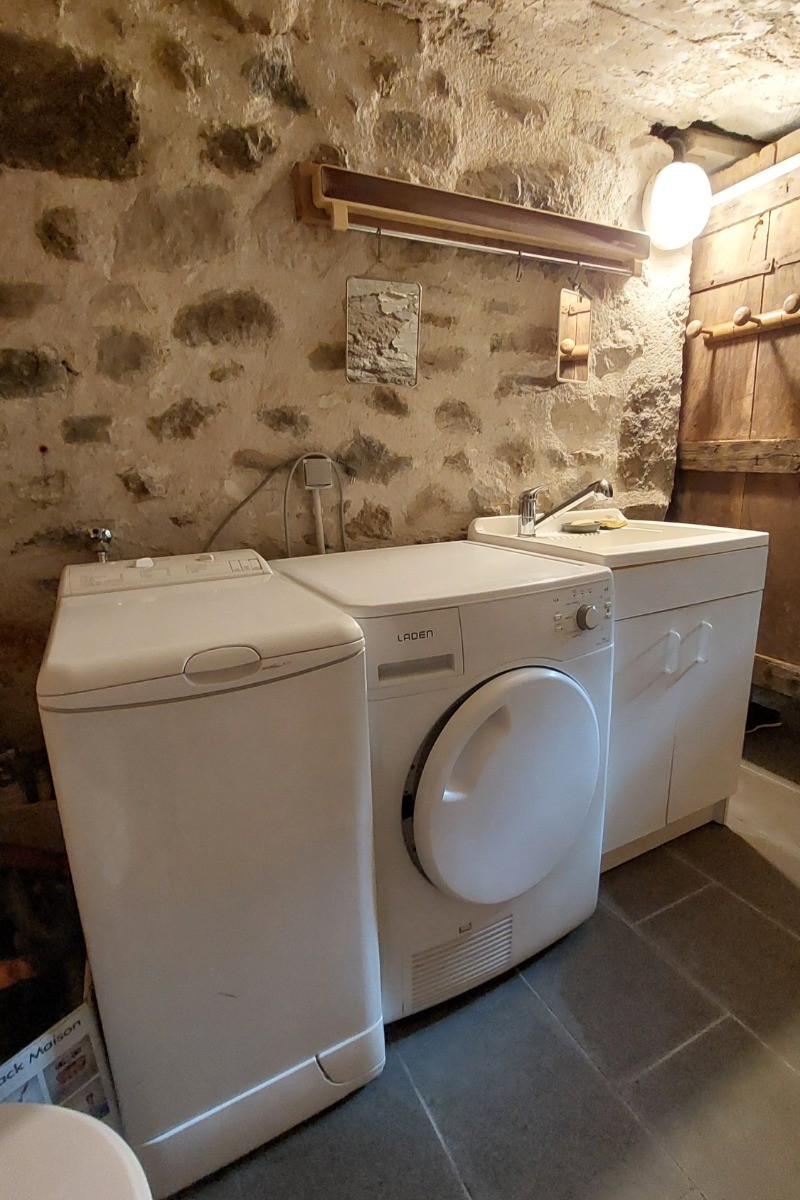 buanderie avec LV et SL + wc et évier