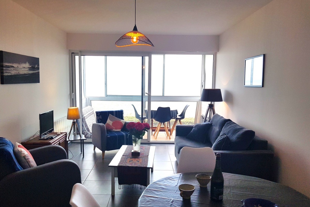 La pièce de vie avec coin cuisine aménagée et toute équipée, coin séjour, coin salon, et véranda.
Appartement entièrement refait à neuf en 2024.