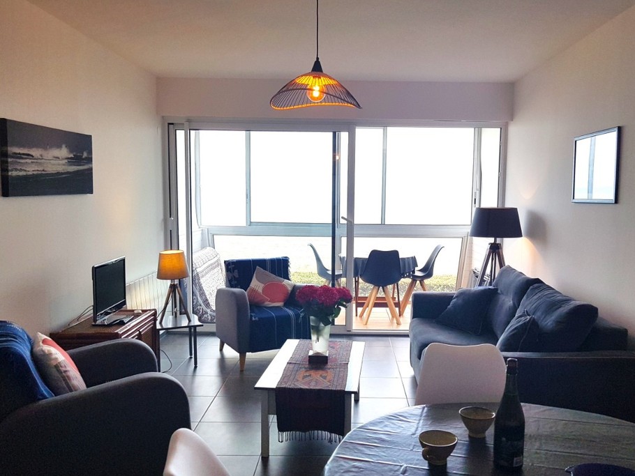 La pièce de vie avec coin cuisine aménagée et toute équipée, coin séjour, coin salon, et véranda.
Appartement entièrement refait à neuf en 2024.