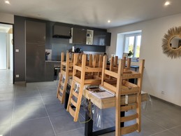 Location Ty Kermaudez, Clévacances, Paimpol, pièce de vie partie cuisine salle à manger