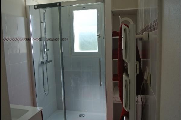 salle de bain avec grande douche à l'italienne
