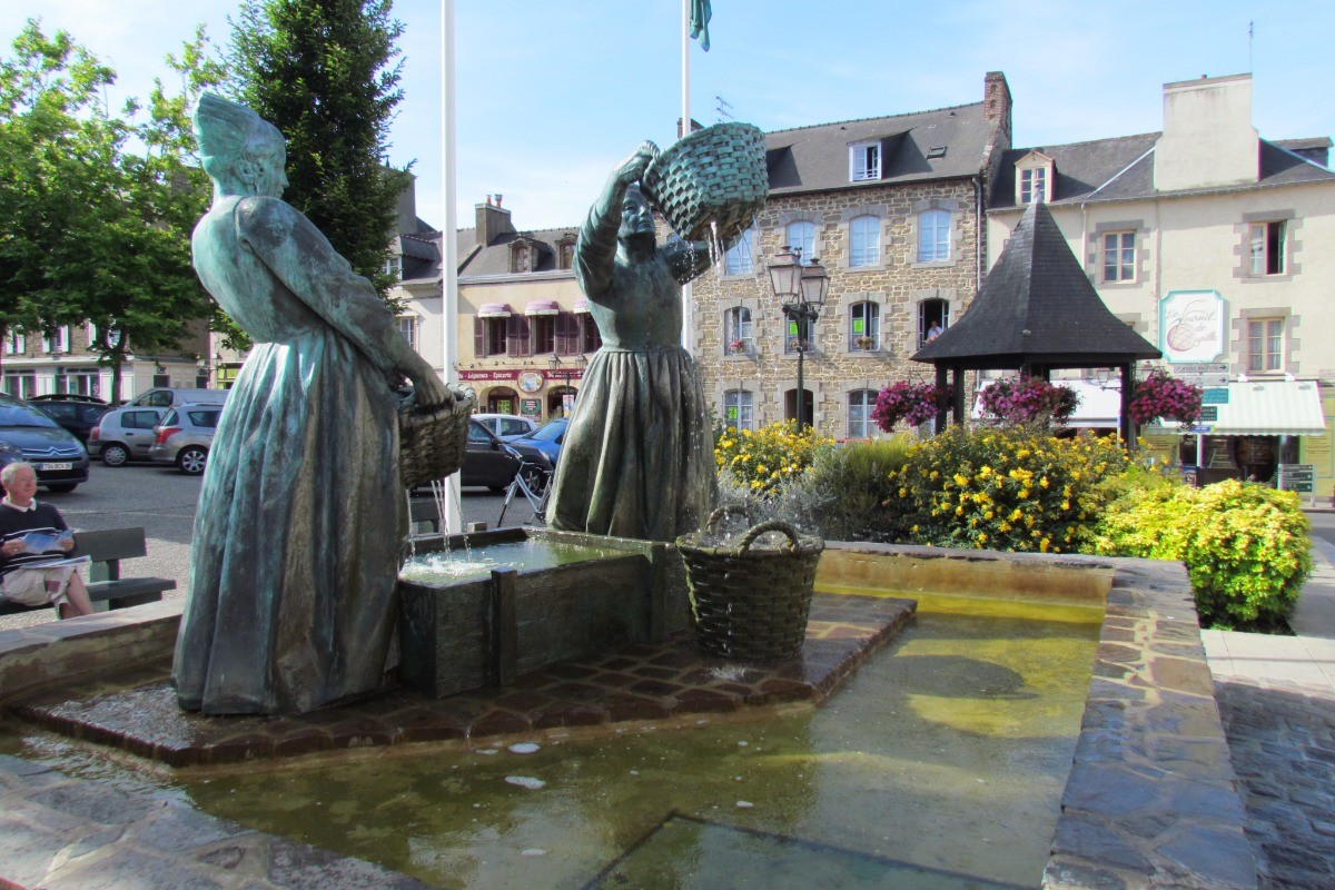 La fontaine "Les Cancalaises" sur la place de l'église.
Crédits photo : ADT 35 COCHERIE-Angélique
