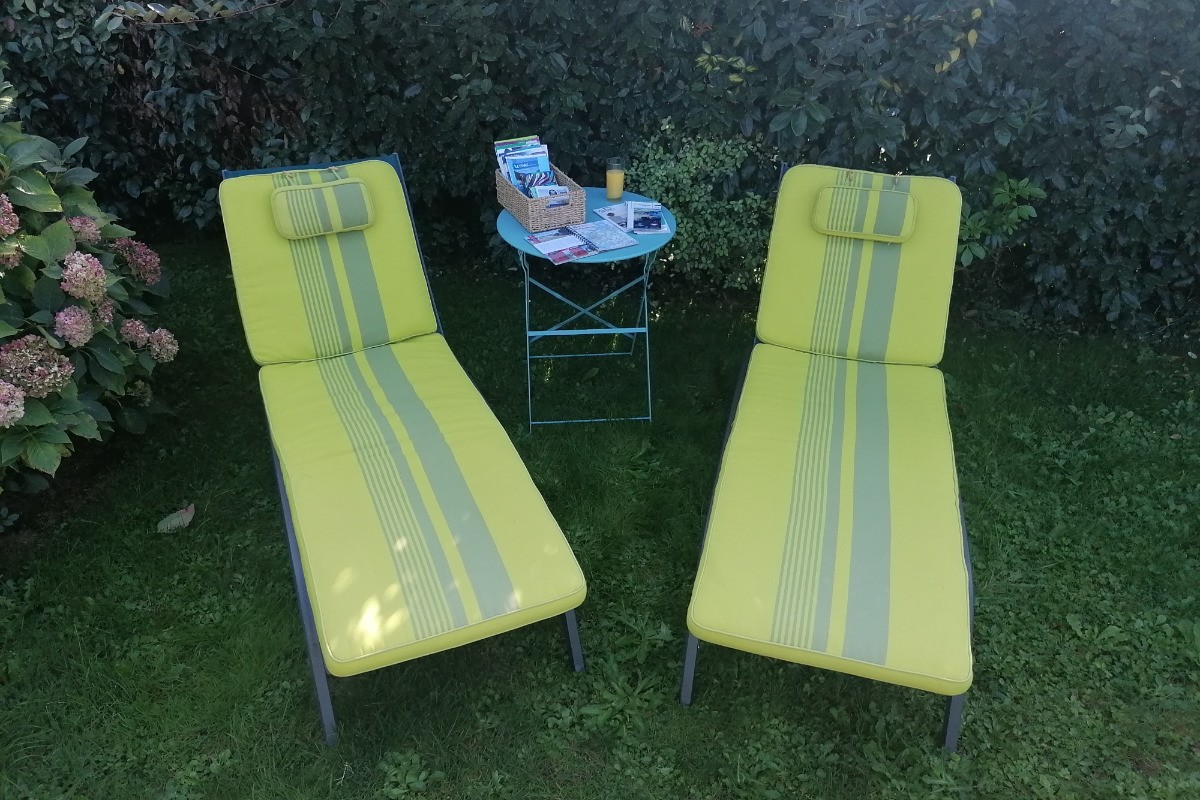ROZAVEL: 4 Bains de soleil avec coussins, pour votre confort.