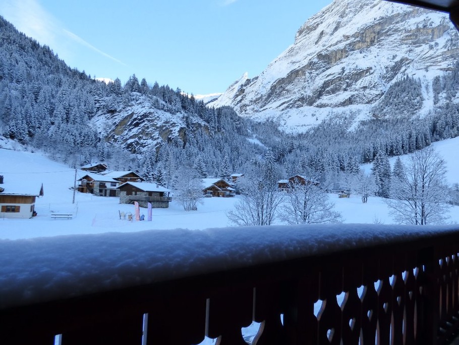 La terrasse ensoleillée et enneigée face au Grand Marchet et l'Isertan. Retour skis aux pieds par la piste rouge des Lanches
