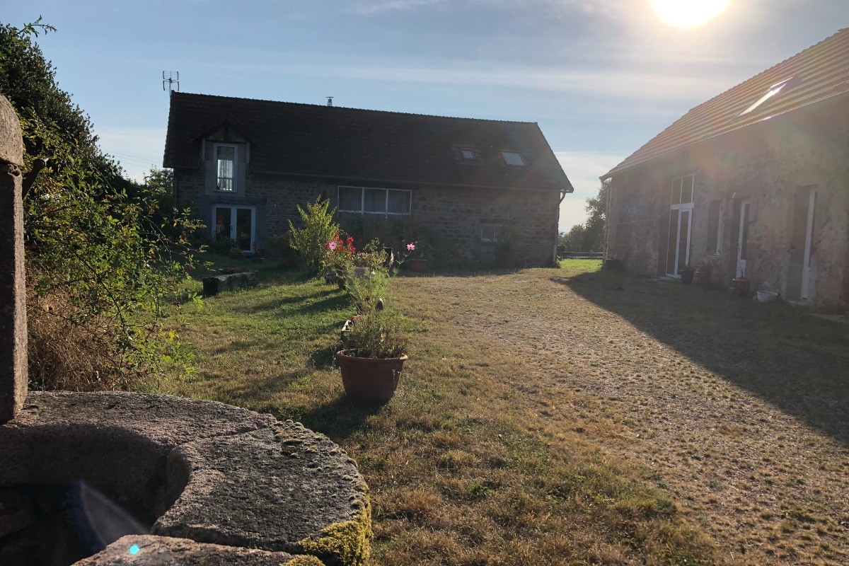 La propriété vue de la route de Châtelus