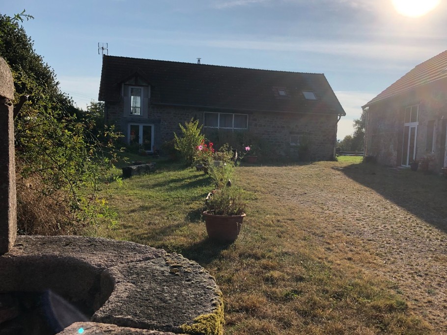 La propriété vue de la route de Châtelus