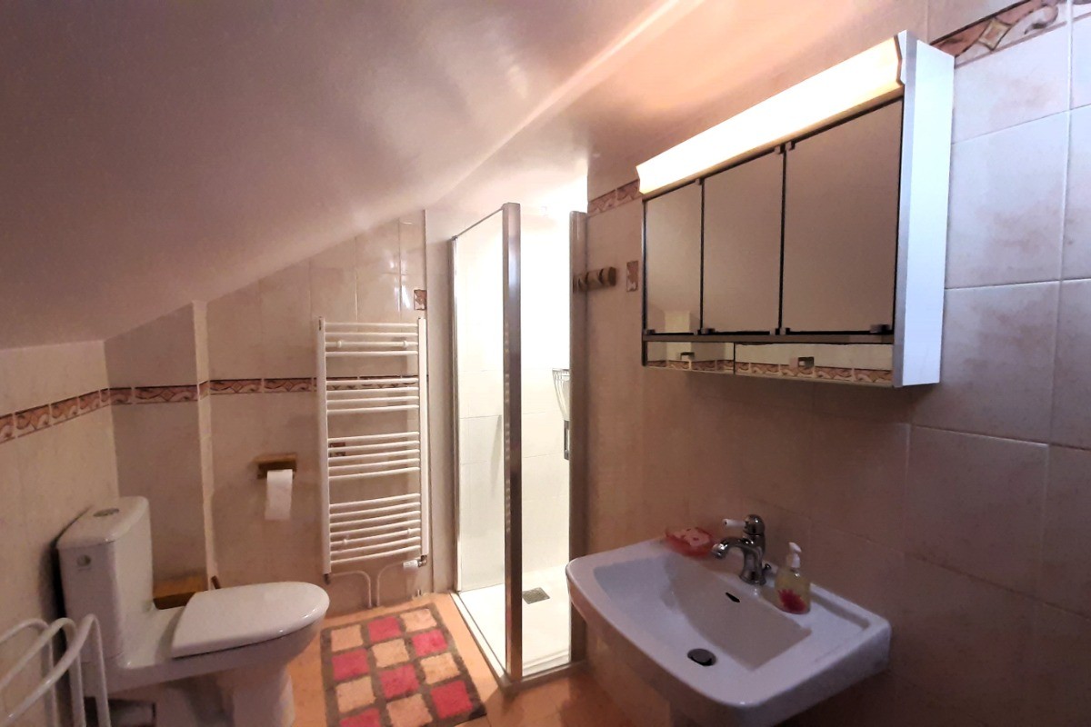 Etage 2 : SDE-WC privatifs et attenants à la ch. 4
Douche neuve et moderne.