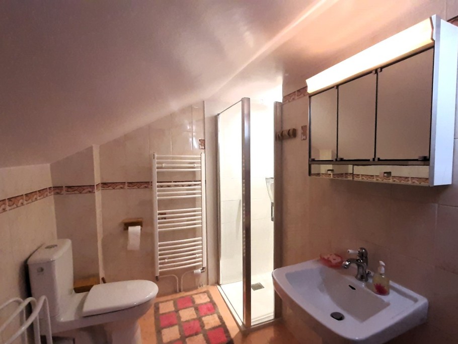 Etage 2 : SDE-WC privatifs et attenants à la ch. 4
Douche neuve et moderne.