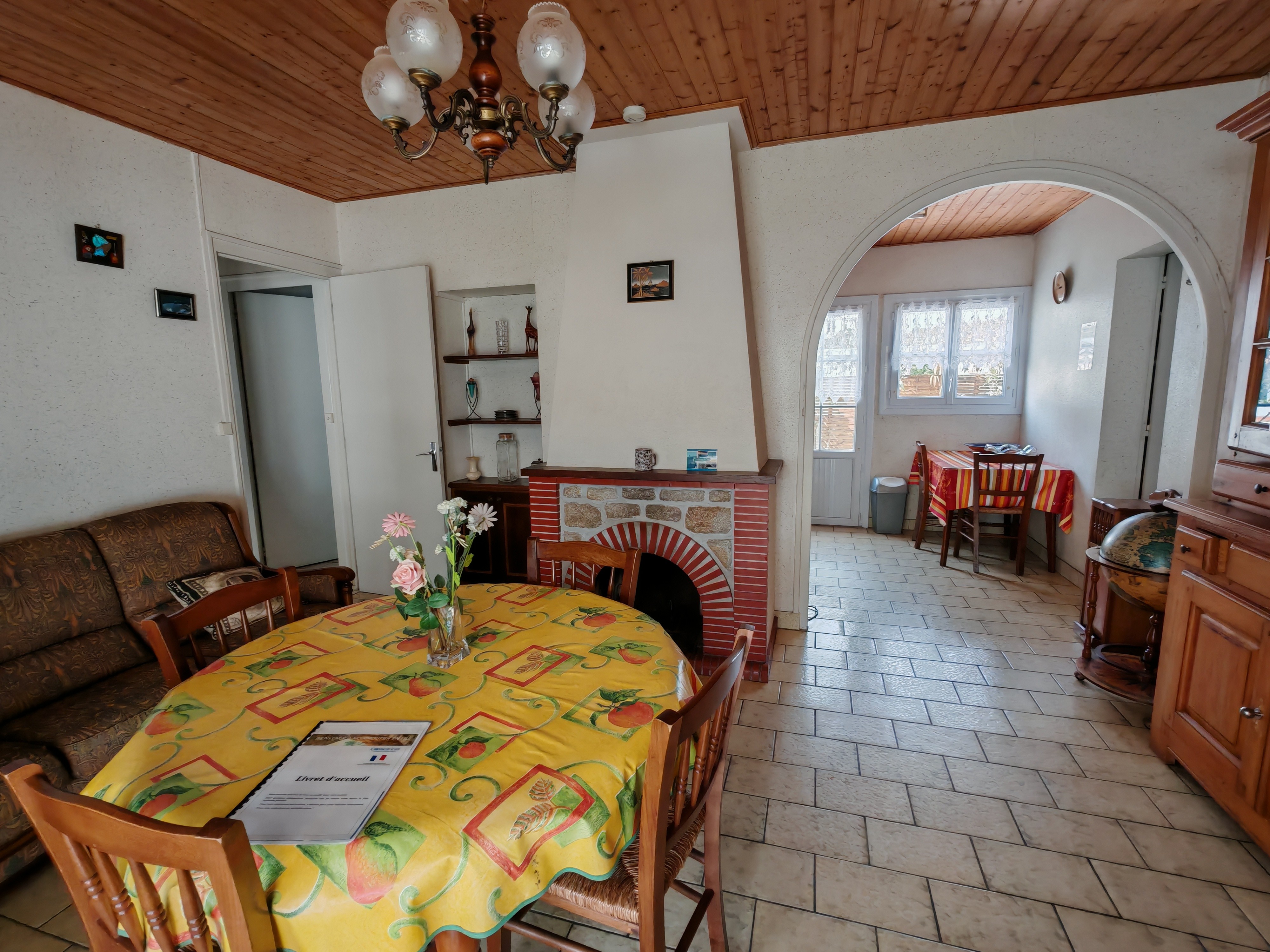 Living room seen from the veranda and access to the kitchen at the back