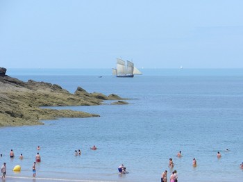 La plage du Verger à Cancale, avec le grément La Bisquine en navigation. 
Crédits photos : ADT 35 COCHERIE-Angelique