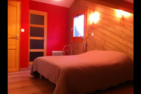 Chambre lit double avec salle d'eau attenante à l'étage