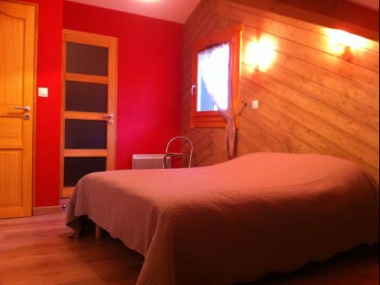 Chambre lit double avec salle d'eau attenante à l'étage