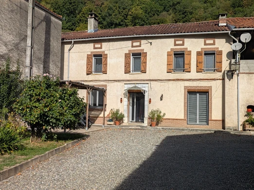 Entrance to the ‘L’Alouette’ holiday cottage, Bagiry, Haute-Garonne