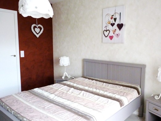 Chambre indépendante pour 2 personnes (lit 140 cm), avec rangements et espace bureau.