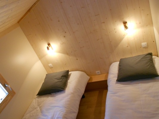 Chambre 2 avec 2 lits simples et penderie