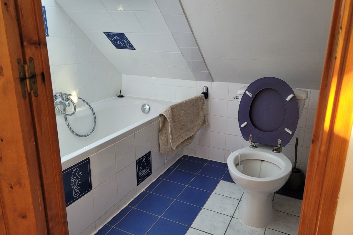 LE BLEIZ Yvon, location "Vue panoramique" située à Paimpol, salle de bain à l'étage avec WC et baignoire