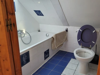 LE BLEIZ Yvon, location "Vue panoramique" située à Paimpol, salle de bain à l'étage avec WC et baignoire