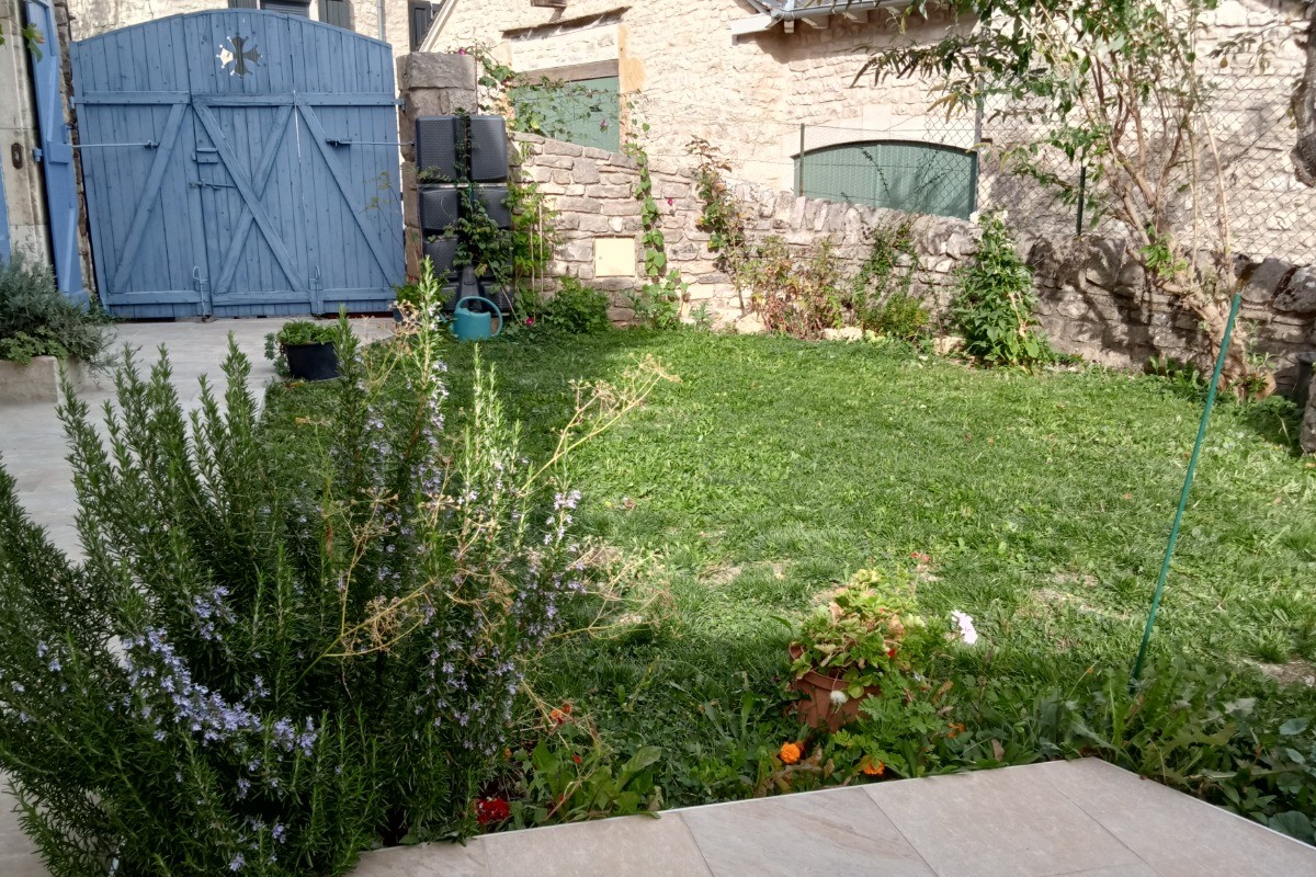 the garden of the gîte les volets bleus